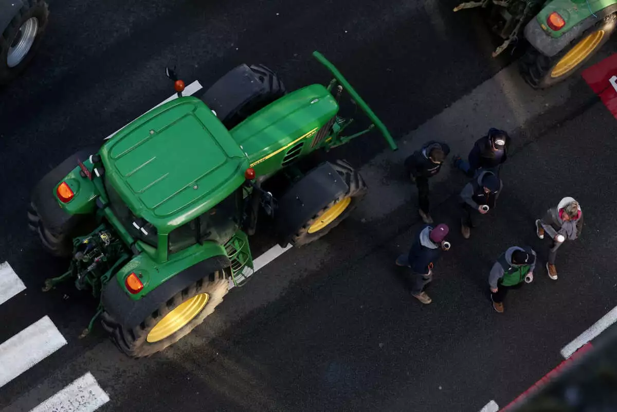 Στους δρόμους και οι αγρότες της Ελβετίας – «Το τέλος μας θα είναι η πείνα σας» (βίντεο)