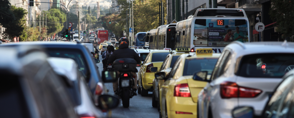 Πανεπιστημίου: Σύγκρουση οχημάτων στο ύψος της οδού Σίνα – Μποτιλιάρισμα στο σημείο