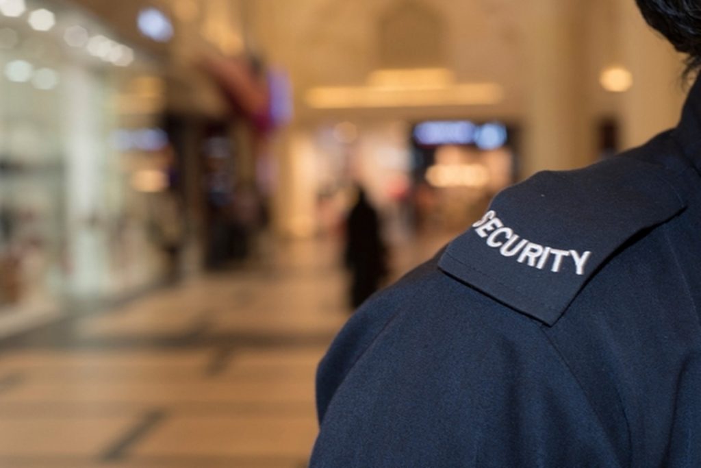 Θεσσαλονίκη: Πελάτης πιάστηκε στα χέρια με σεκιουριτά σε κατάστημα ρούχων (βίντεο)