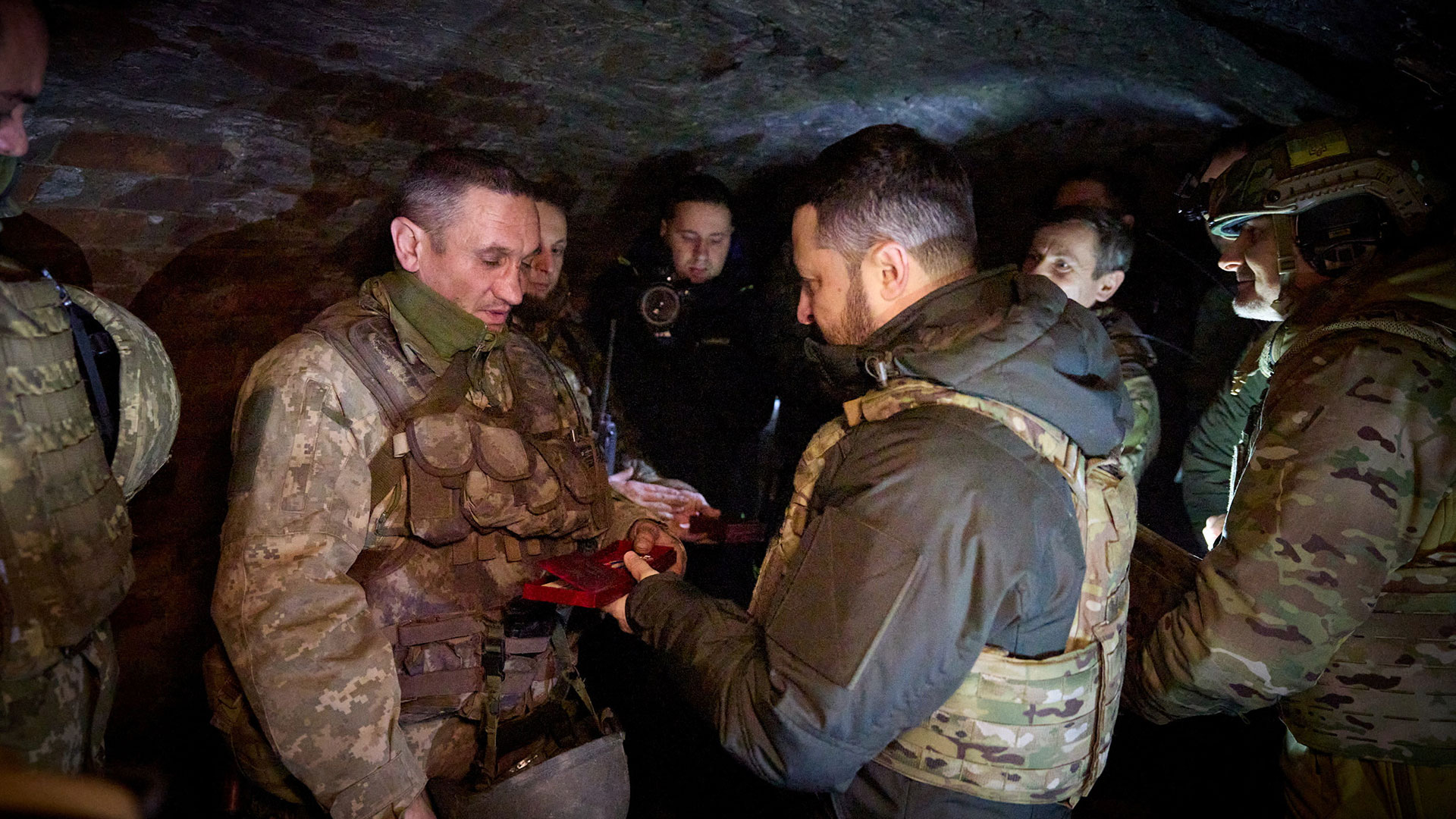 Ουκρανία: Στην πρώτη γραμμή του μετώπου ο Β.Ζελένσκι – Οι έντονες φήμες για καρατόμηση του Β.Ζαλούζνι