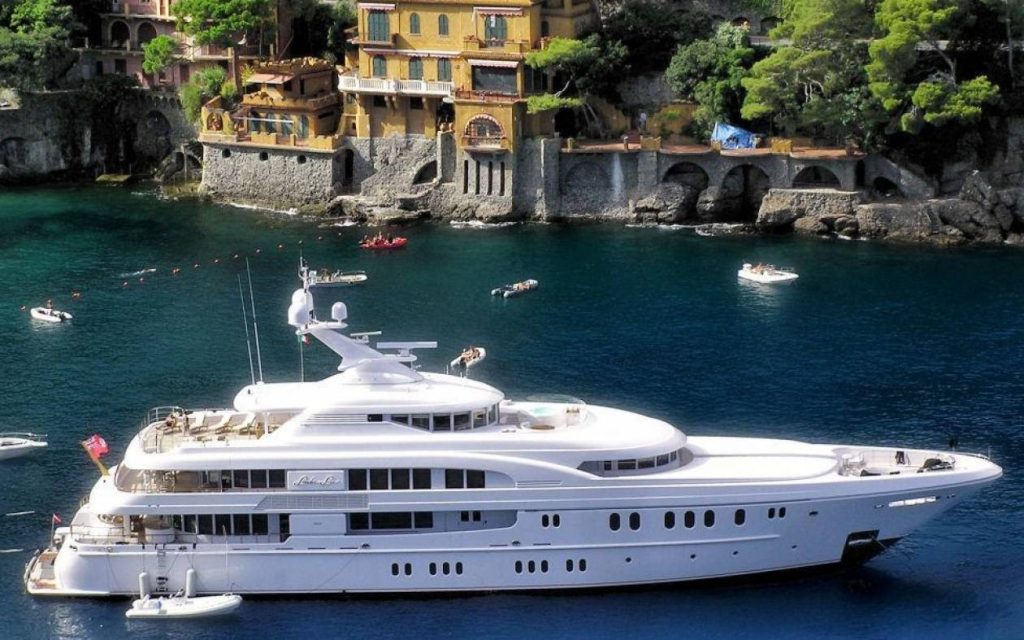 Αυτοί είναι οι Έλληνες δισεκατομμυριούχοι που ζουν στη χώρα σύμφωνα με την λίστα Forbes: Οι 6+1 πλουσιότεροι επιχειρηματίες