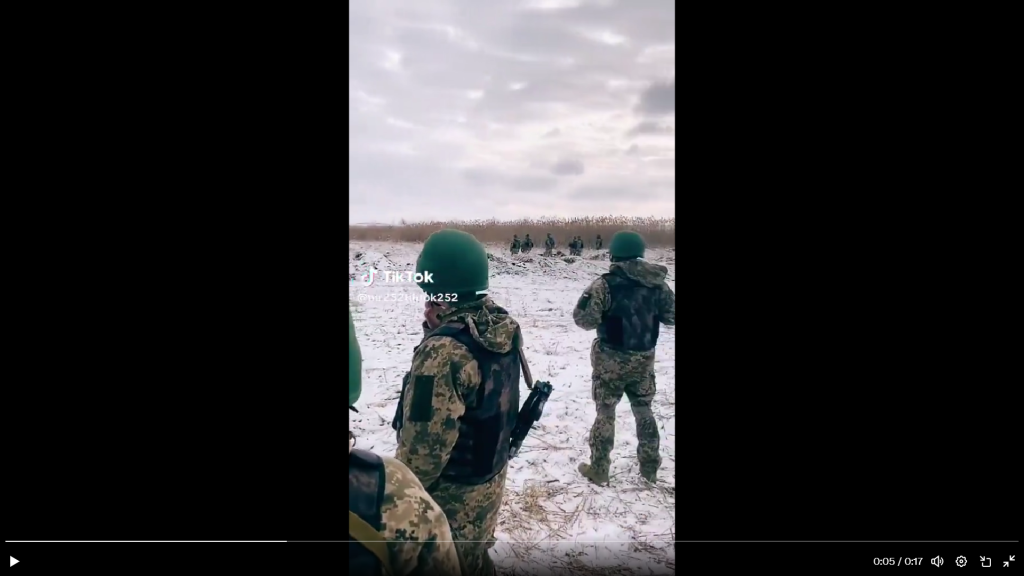 Ουκρανική μονάδα σε απόλυτη σιωπή ακούει το ρωσικό πυροβολικό να σφυροκοπά την Αβντίιβκα λίγο πριν μεταβεί ως ενίσχυση (βίντεο)