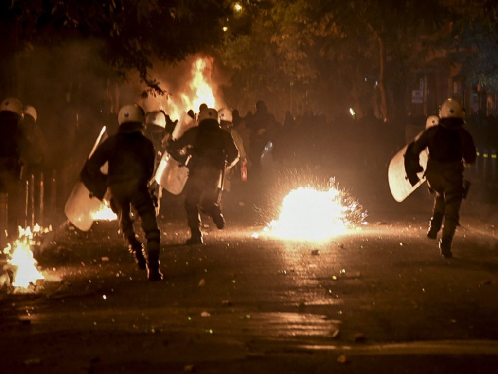 Θεσσαλονίκη: Άγνωστοι επιτέθηκαν με μολότοφ σε διμοιρία των ΜΑΤ απέναντι από το ΑΠΘ