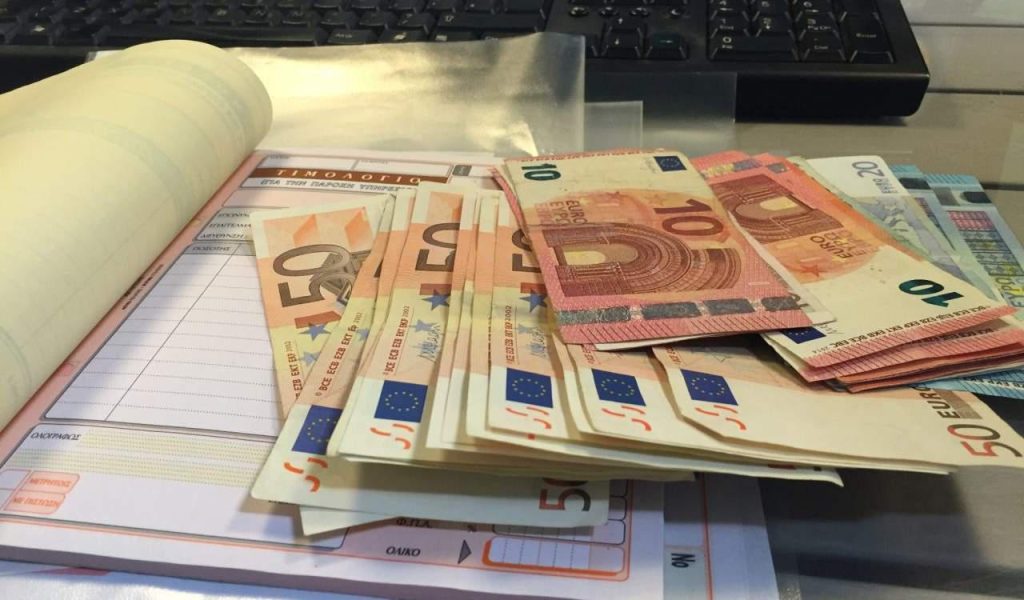 Παράλληλη ασφάλιση: Νέο «χαράτσι» για τους εργαζόμενους με «μπλοκάκι» – Ποιοι απαλλάσσονται