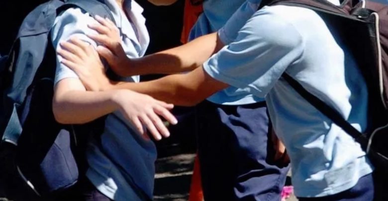 Τρόμος στην Ανδραβίδα: 14χρονος ξυλοκόπησε συμμαθητή του στο σχολείο – Τον τραβούσαν βίντεο και γελούσαν