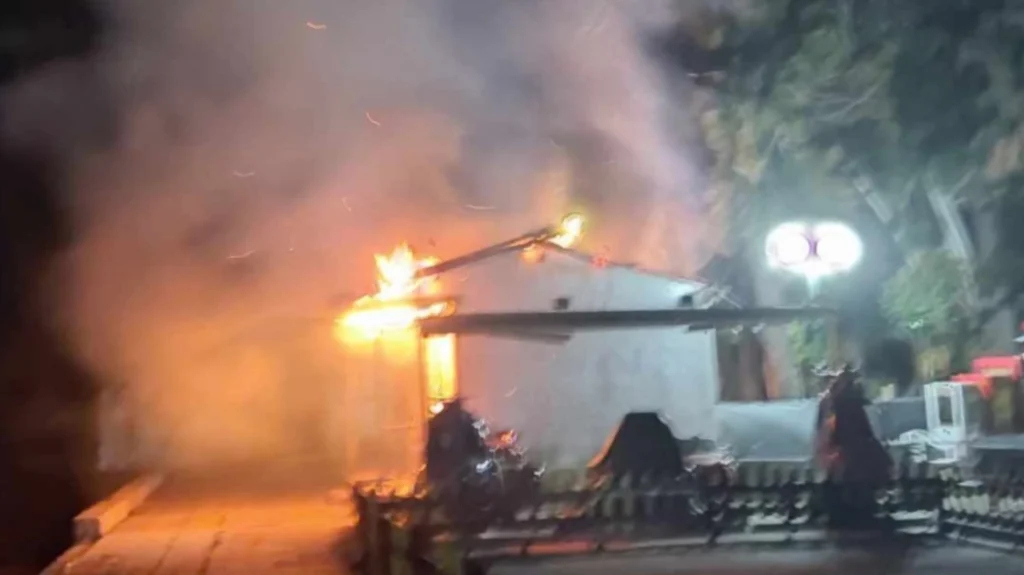 Λουτράκι: Πυρκαγιά ξέσπασε σε φυλάκιο του Λιμενικού στο παραλιακό πάρκο