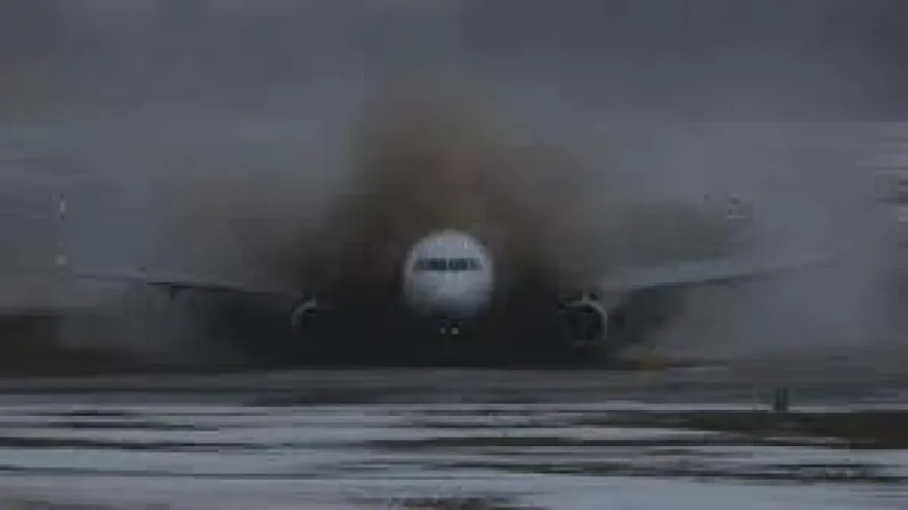 Λιθουανία: Αεροπλάνο έφυγε από τον διάδρομο κατά την προσγείωση και έπεσε σε λάσπες – Τρόμος για 79 επιβάτες