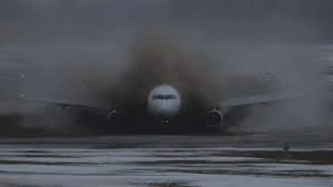 Λιθουανία: Αεροπλάνο έφυγε από τον διάδρομο κατά την προσγείωση και έπεσε σε λάσπες – Τρόμος για 79 επιβάτες