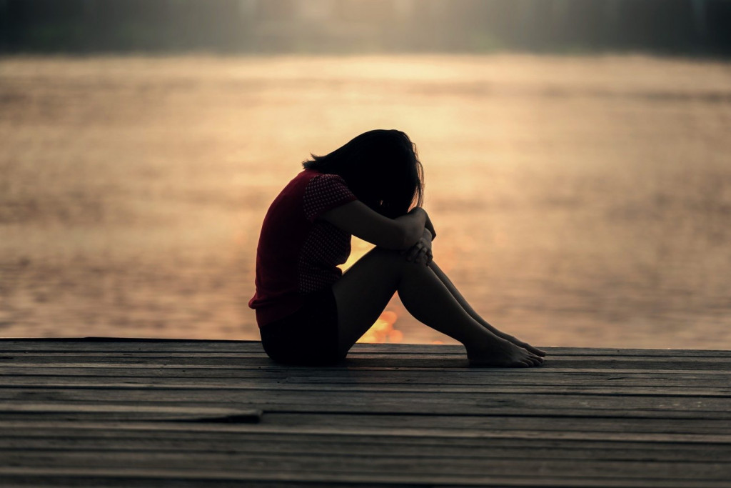 Ανησυχούν τα ευρήματα νέας έρευνας: Τρεις στους δέκα νέους βιώνουν τη μοναξιά
