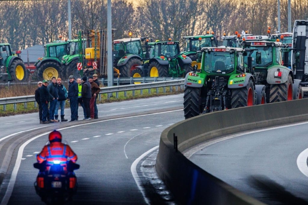 Κορυφώνεται o αγώνας των αγροτών στην Ευρώπη: Απέκλεισαν τα σύνορα Ολλανδίας-Βελγίου