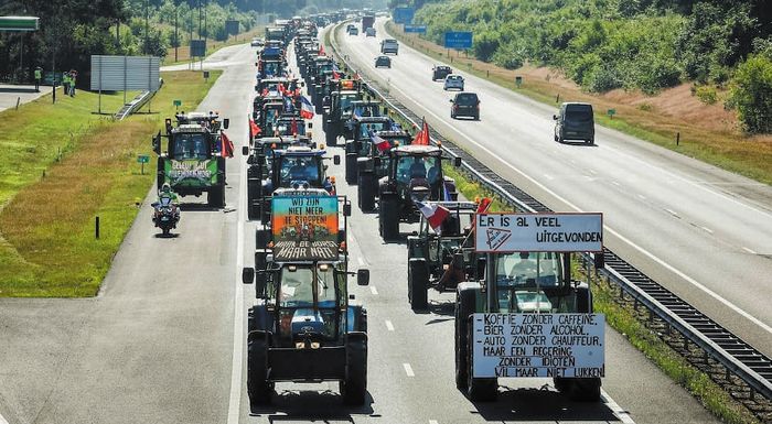 Ολλανδία: Εκατοντάδες αγρότες διαδήλωσαν χθες το βράδυ – Απέκλεισαν δρόμους και άναψαν φωτιές