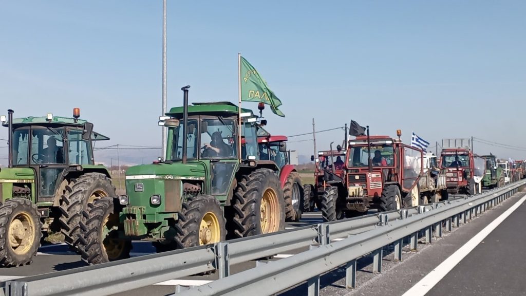 Οι αγρότες αποφάσισαν αποκλεισμό των Εθνικών Οδών και κάθοδο με τα τρακτέρ τους στην Αθήνα