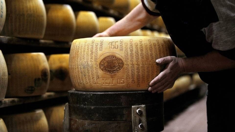 Αυτό το ήξερες; – Υπάρχει μια τράπεζα της Ιταλίας που δέχεται… τυρί στις συναλλαγές της