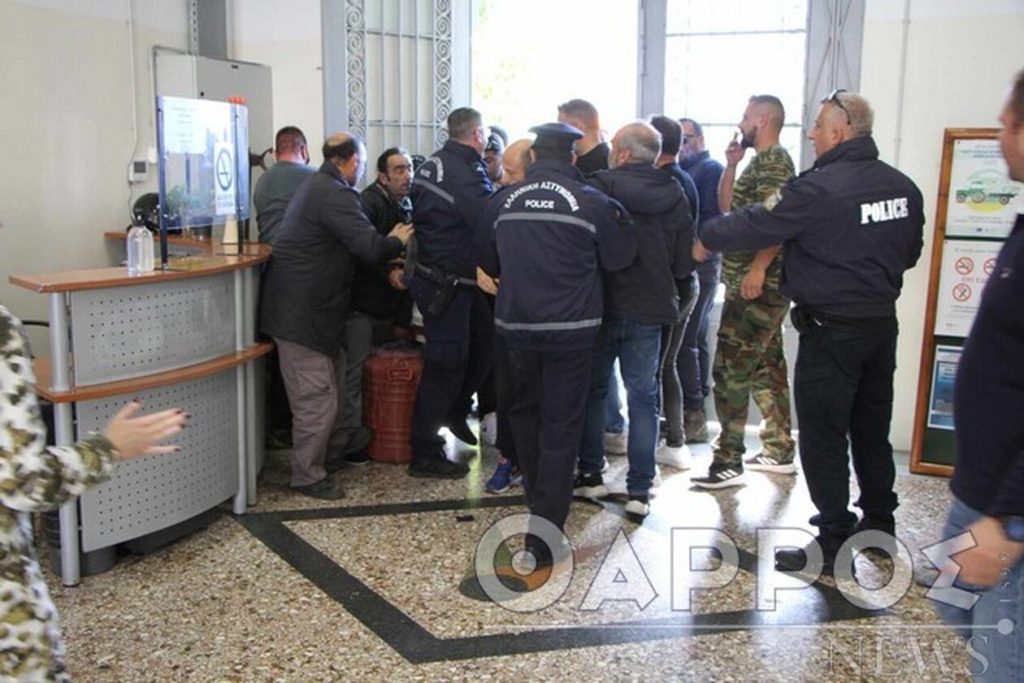 Καλαμάτα: Ένταση με τους αγρότες στην Περιφερειακή Ενότητα Μεσσηνίας – Έχυσαν γάλα μέσα στο κτήριο (φώτο-βίντεο)