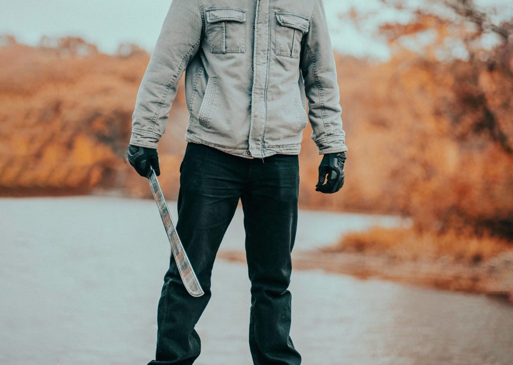 Πειραιάς: Άγρια επίθεση σε ανήλικους από 30 άτομα – Τους απείλησαν με ματσέτα!