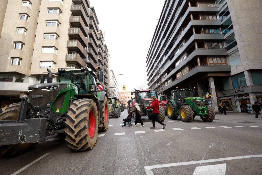 Ισπανία: Δεν κάνουν πίσω οι αγρότες – Απέκλεισαν βασικούς αυτοκινητόδρομους