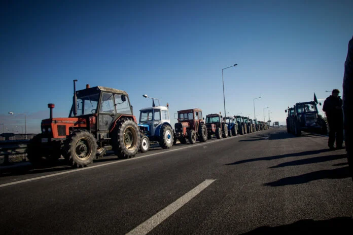 Μήνυμα της κυβέρνησης προς τους αγρότες: «Δεν συζητάμε υπό καθεστώς κλεισίματος δρόμων»