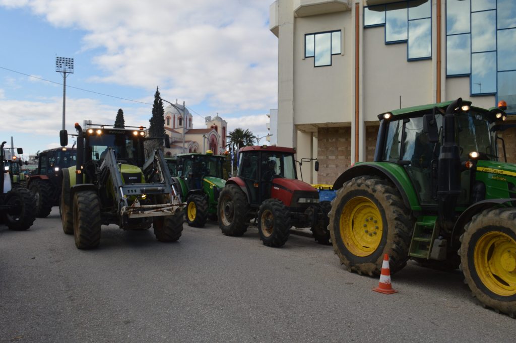 Λάρισα: Οι αγρότες έκλεισαν για μισή ώρα τον κόμβο της Νίκαιας (φώτο)