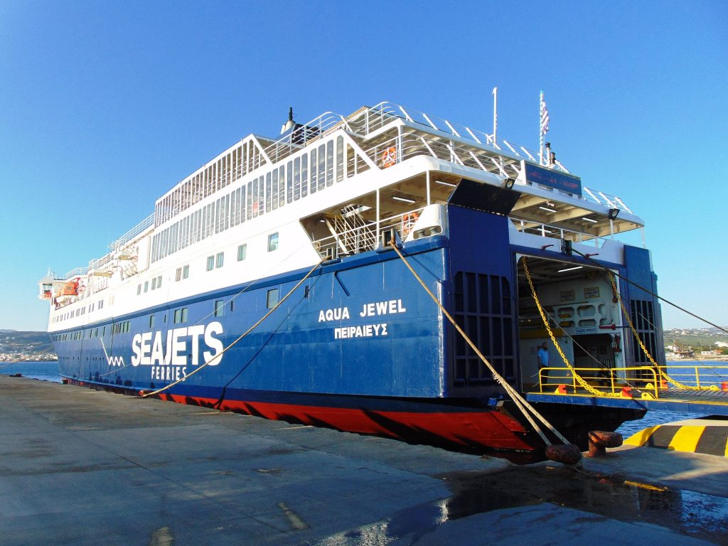 Κύθηρα: Επιβατηγό πλοίο προσάραξε στον λιμενοβραχιόνα στο Διακόφτι