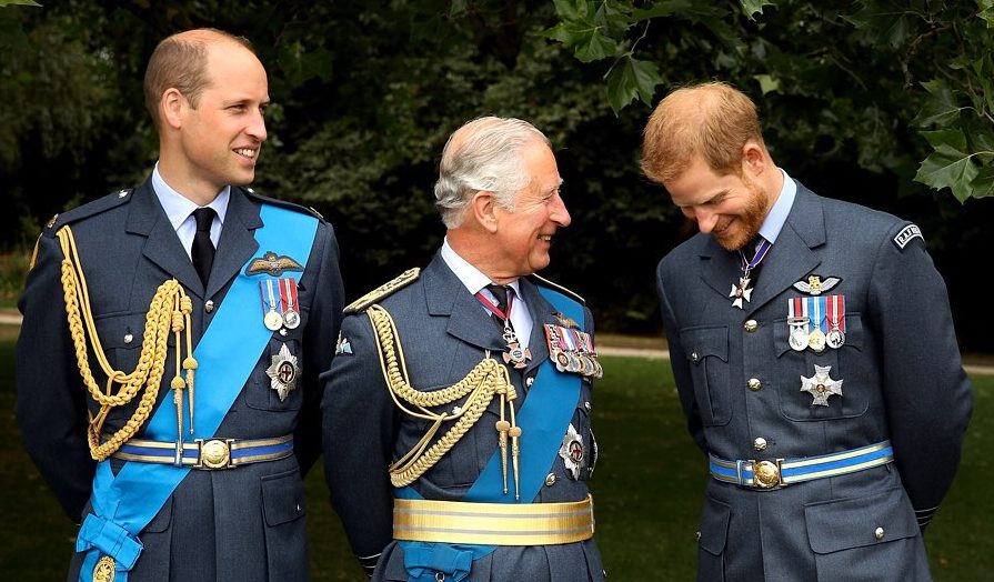 Βασιλιάς Κάρολος σε Ουίλιαμ και Χάρι: «Σας παρακαλώ μην κάνετε τα τελευταία μου χρόνια μίζερα»