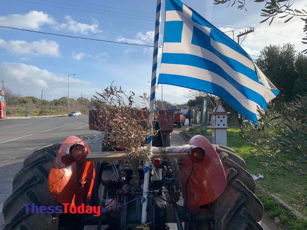 Αλεξανδρούπολη: Οι αγρότες βγήκαν στους δρόμους με ελαιόδεντρα που κάηκαν στις φωτιές (φώτο-βίντεο)
