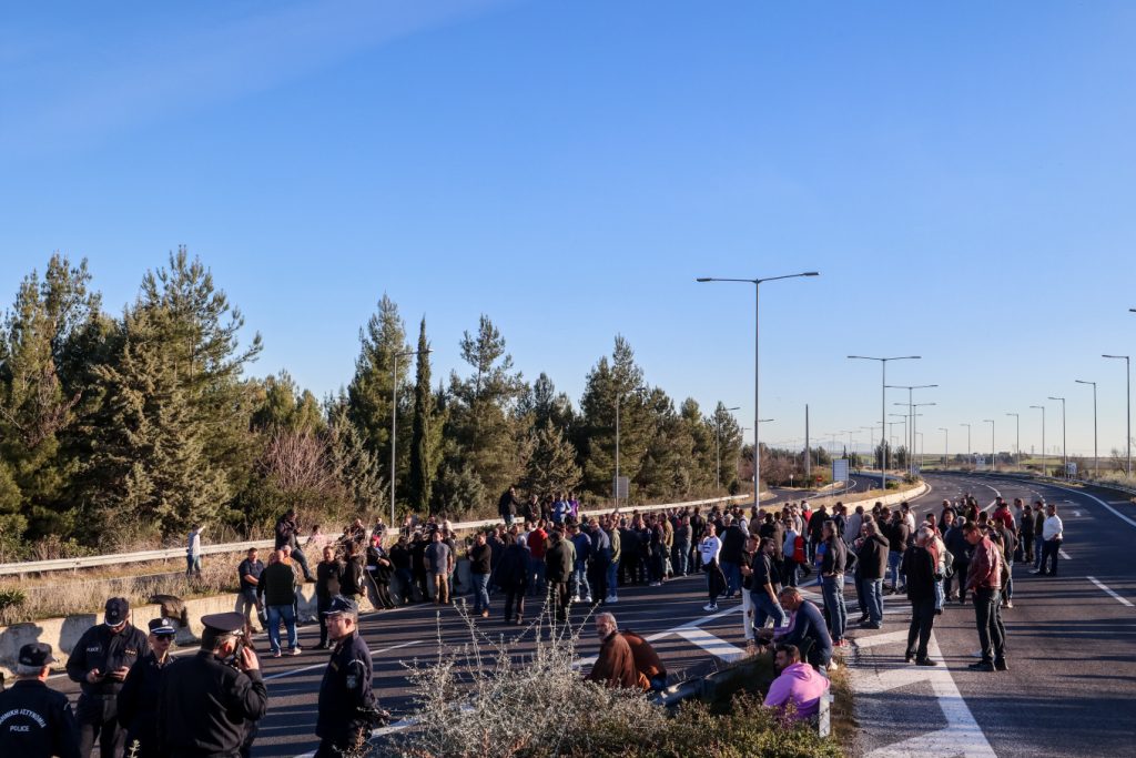 Νέο μπλόκο των αγροτών στην εθνική οδό Θεσσαλονίκης- Πολυγύρου