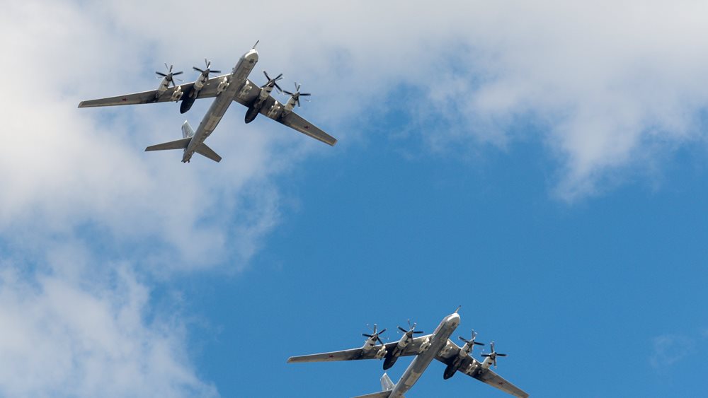 Ρωσία: Δύο στρατηγικά βομβαρδιστικά Tu-95MC πραγματοποίησαν πτήση επάνω από τη θάλασσα κοντά στην Αλάσκα