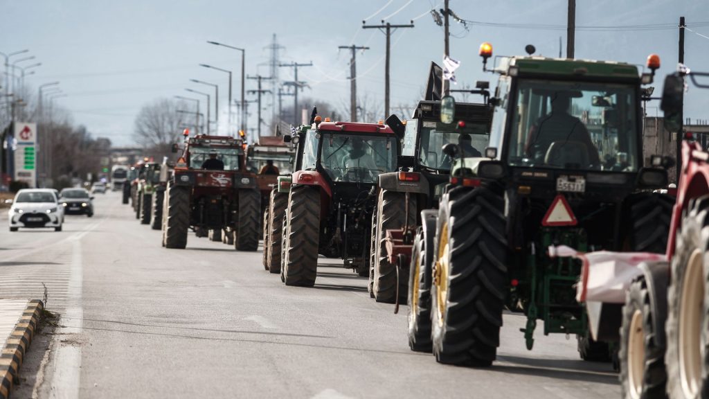 Συνεχίζουν τις κινητοποιήσεις οι αγρότες – Ποιους δρόμους θα κλείσουν σήμερα