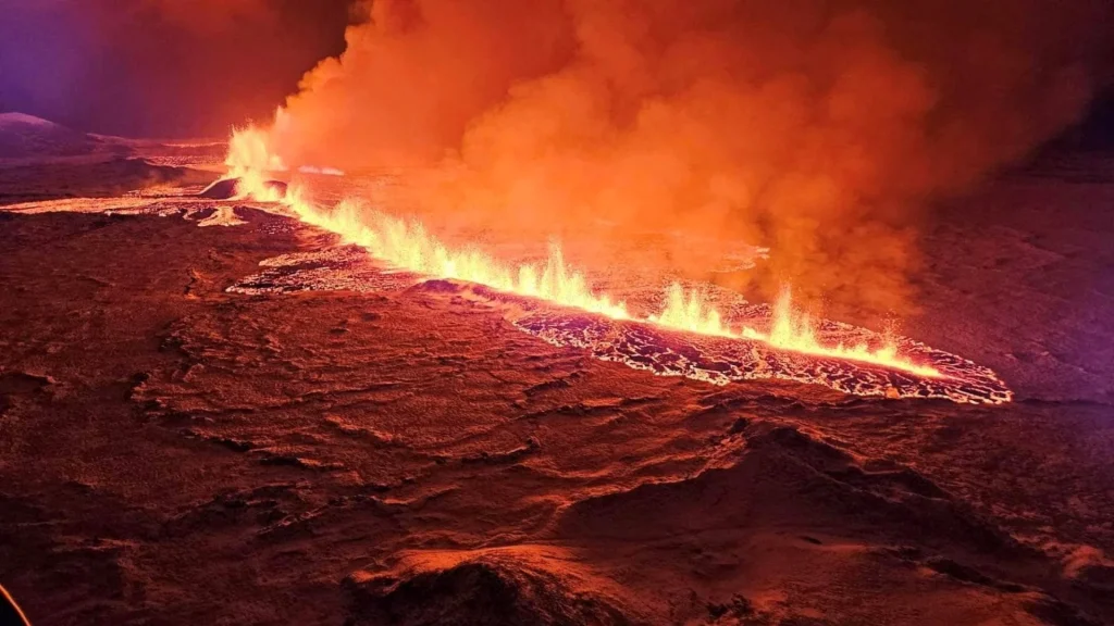 «Φουσκώνει» ξανά το ηφαίστειο στην Ισλανδία: «Πιθανή έκρηξη – Θα κινδυνέψουν πόλεις» λέει ειδικός