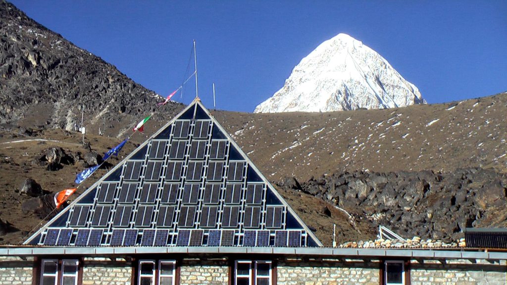 Έβερεστ: Η άγνωστη «πυραμίδα» που κρέμεται στα 5.000 μέτρα (βίντεο)