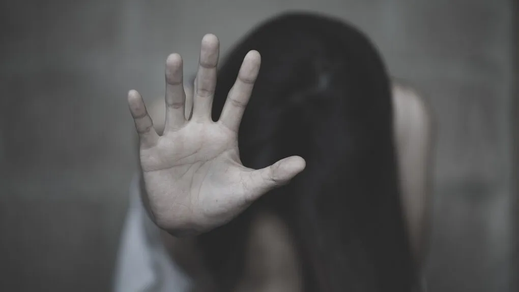 Τρόμος στην Κυψέλη: Άνδρας επιτίθεται σε πεζούς με σπάγκο επιχειρώντας να ληστέψει και να βιάσει! (φώτο)