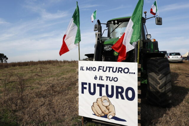 Ιταλία: Με συμβολική παρουσία στο φεστιβάλ τραγουδιού του Σαν Ρέμο οι αγρότες με τα τρακτέρ τους