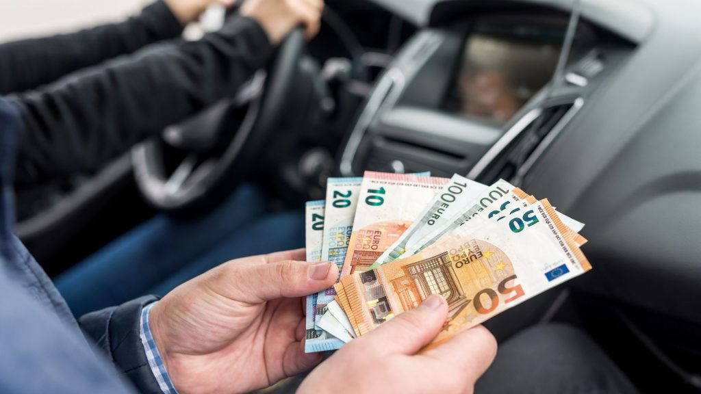 Το γνωρίζατε; – Μέχρι πόσα χρήματα μπορείτε να μεταφέρετε με το αυτοκίνητό σας;