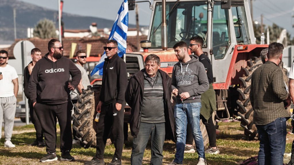Καρδίτσα: Oι αγρότες έχουν κλείσει με τα τρακτέρ τον αυτοκινητόδρομο Ε-65 – Στον αγώνα μαζί τους και οι έμποροι