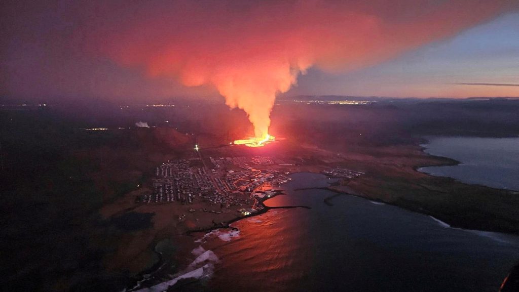 Νέα έκρηξη ηφαιστείου στην Ισλανδία – Εκτοξεύεται λάβα από ρωγμή τριών χιλιομέτρων βόρεια του Γκρίνταβικ (βίντεο)