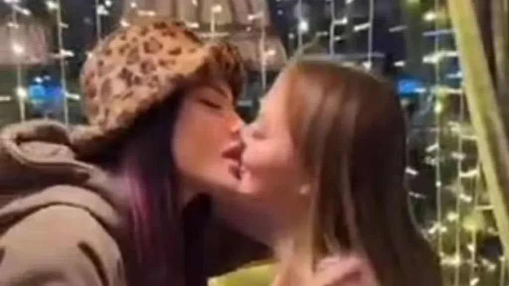 Ρωσία: Influencers φιλήθηκαν στο στόμα και κινδυνεύουν με υψηλό πρόστιμο – Υποχρεώθηκαν σε δημόσια απολογία