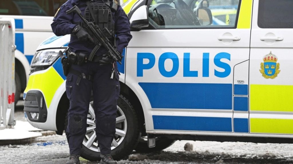 Η αστυνομία στην Σουηδία δημιουργεί ζώνες ελέγχου και διεξαγωγής ερευνών σε σπίτια ή ανηλίκους: «Ξέρουμε τι φοράνε οι εγκληματίες»