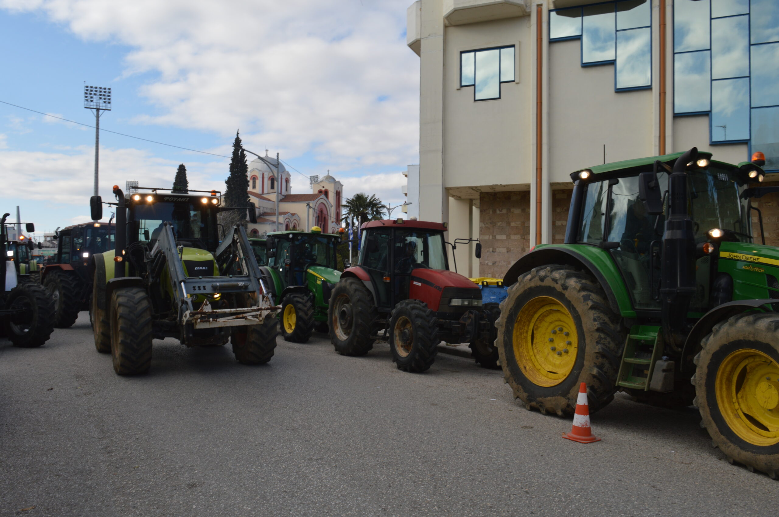 ΕΛ.ΑΣ: Έστησε μπλόκο στους αγρότες που θέλησαν να κλείσουν την Αθηνών – Θεσσαλονίκης με τα τρακτέρ (φώτο)