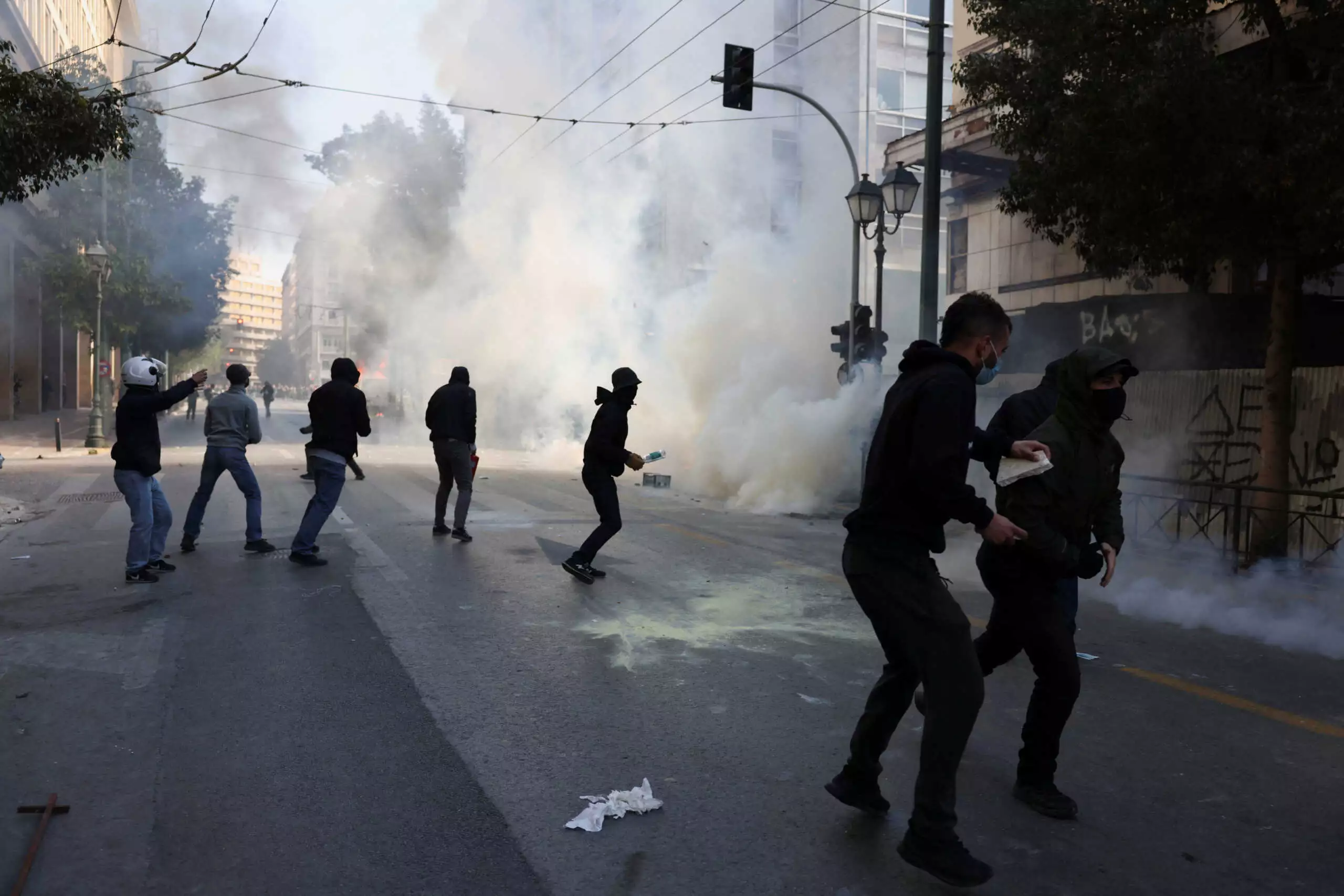 Επεισόδια έξω από την Νομική Αθηνών με μολότοφ και φωτιές σε κάδους (φώτο)