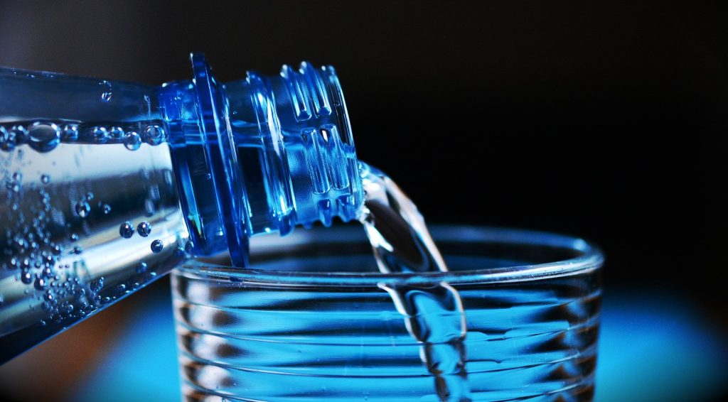 Αλήθεια ή μύθος ότι πρέπει να πίνουμε 8 ποτήρια νερό την ημέρα;