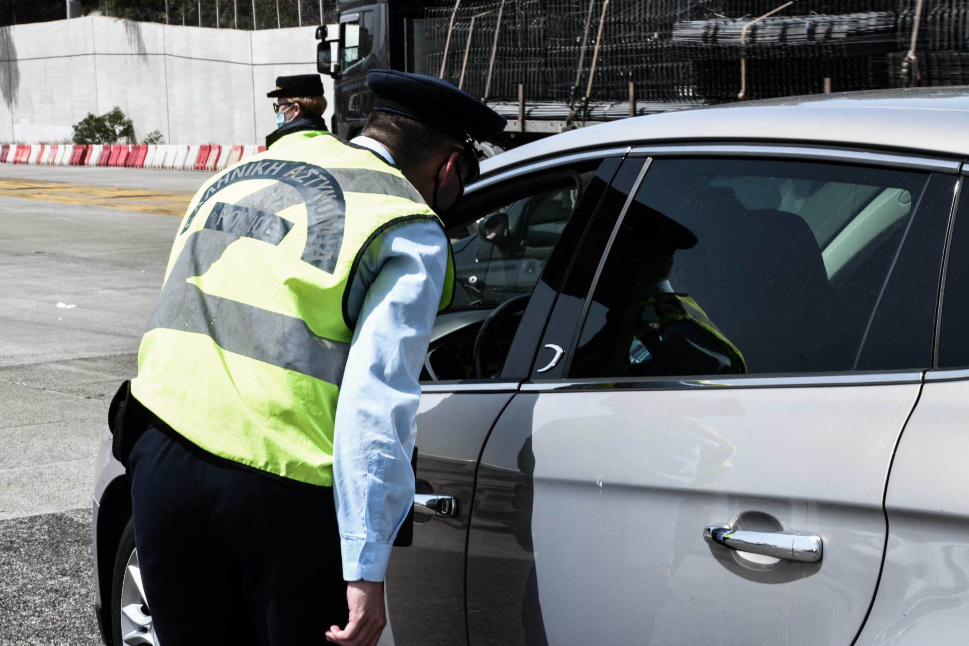 Λάρισα: Η απρόσμενη απάντηση οδηγού που είχε σταθμεύσει παράνομα – «Είμαι Ελληνάρας» (φώτο)