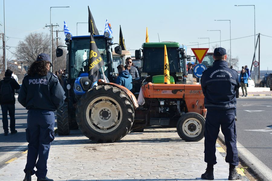 Αγρότες και κτηνοτρόφοι απέκλεισαν για δύο ώρες το τελωνείο του Κιλκίς