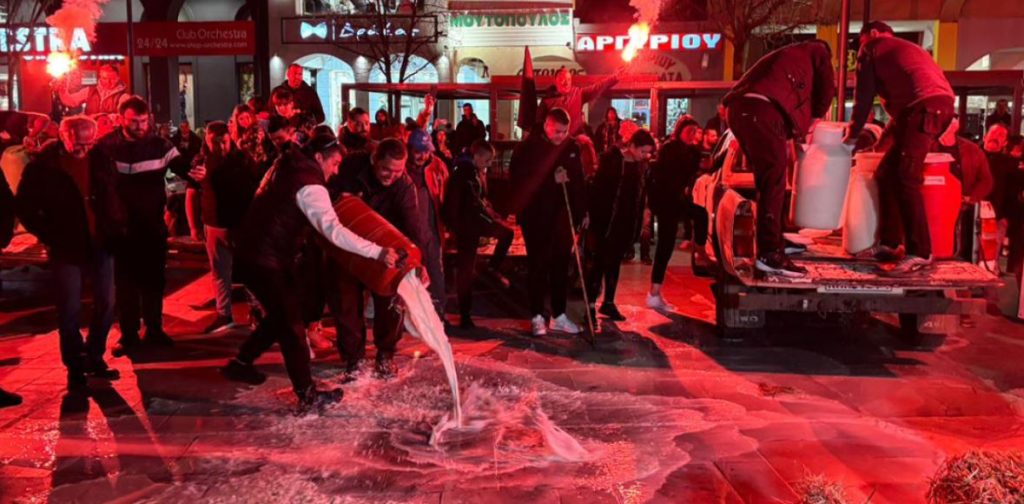 Καρδίτσα: Οι αγρότες έριξαν γάλατα και άχυρα – Έκλεισε τα Μάλγαρα η ΕΛ.ΑΣ. (βίντεο)