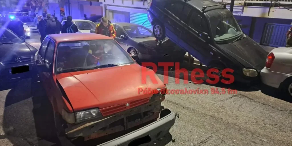 Θεσσαλονίκη: Λεωφορείο του ΟΑΣΘ μετά από ανεξέλεγκτη πορεία έπεσε πάνω σε σταθμευμένα αυτοκίνητα