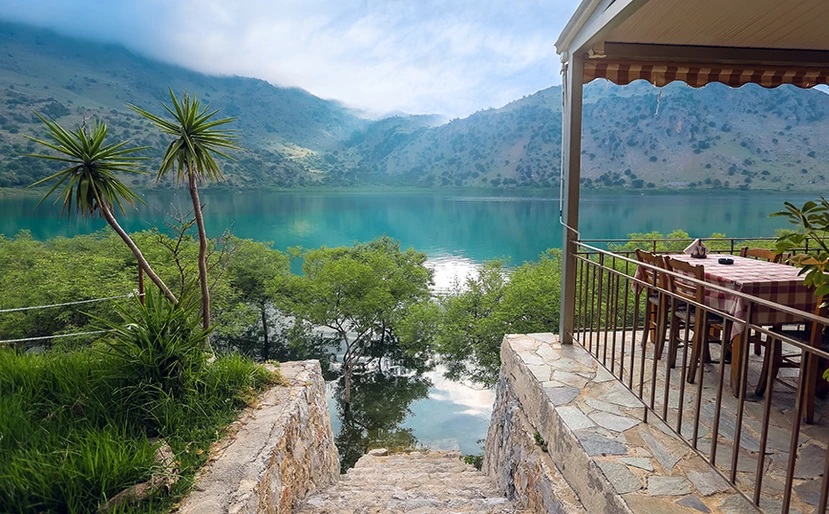 Λίμνη Κουρνά: Το ειδυλλιακό τοπίο στην Κρήτη που θα σας «μαγέψει» από το πρώτο βλέμμα (φώτο)