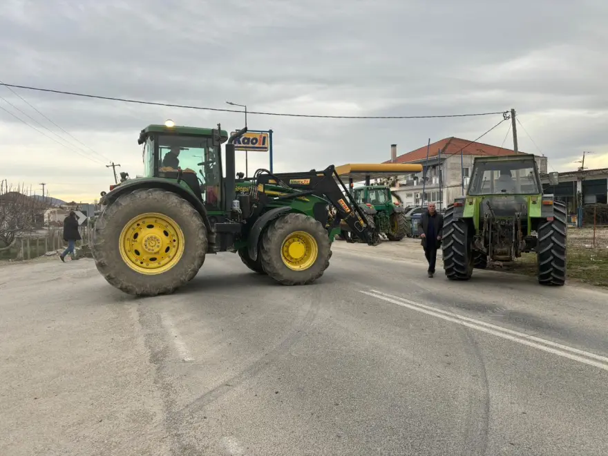 Αγρότες: Έκλεισαν τον δρόμο στην παλαιά Εθνική Οδό Λάρισας – Βόλου – Έβαλαν φωτιά και σε μπάλες άχυρου (βίντεο) 