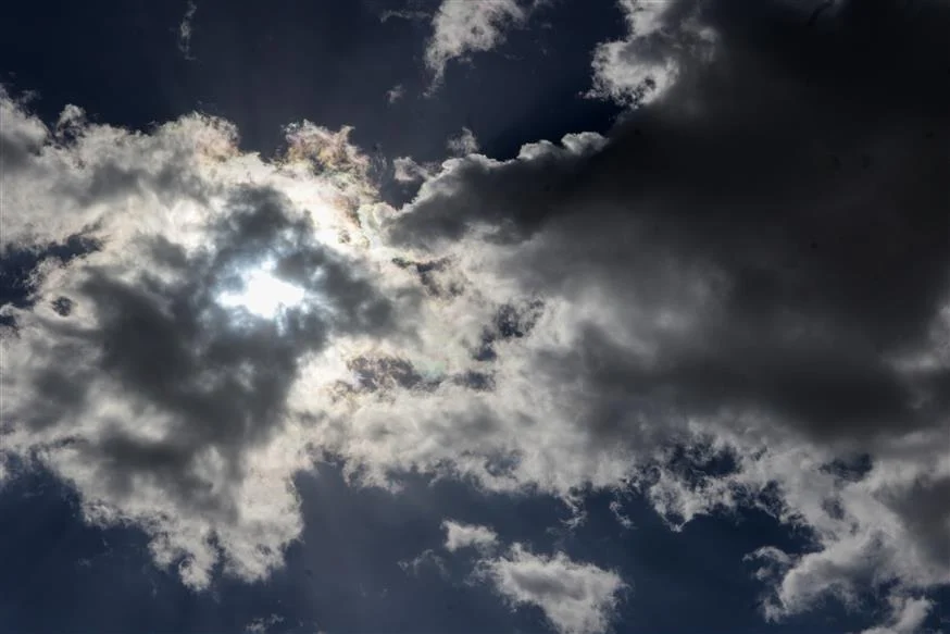 Καιρός: Τοπικές βροχές από το βράδυ και υψηλές θερμοκρασίες για την εποχή σήμερα