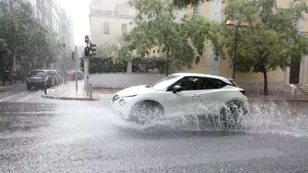 Πού και πότε θα «χτυπήσει» η νέα κακοκαιρία – Χάρτες με τις καταιγίδες και την αφρικανική σκόνη