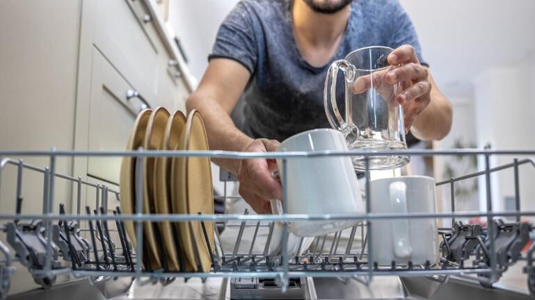 Τέσσερις συμβουλές για να καθαρίσεις όπως πρέπει το πλυντήριο πιάτων σου