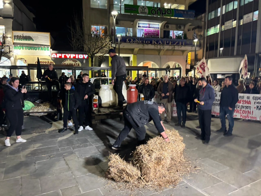 Στο κέντρο της Λάρισας και της Καρδίτσας διανυκτέρευσαν με τα τρακτέρ τους οι αγρότες (φωτο)